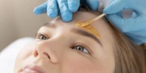 نصائح جمالية.. طريقة استعمال شمع البرافين على وجهك