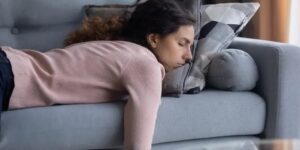 الخمول بعد الأكل.. متى يُصبح مشكلة صحية؟