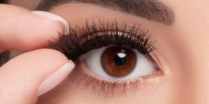 الرموش الصناعية.. مخاطر بالجملة