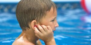 أذن السباح.. المرض الذي يُفسد متعة السباحة