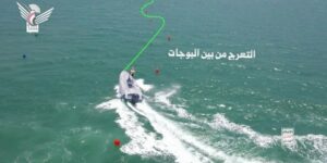 الحوثيون يستعرضون قدرات الزورق “طوفان المدمر”