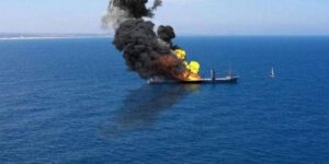 القوات اليمنية تستهدف سفينة أمريكية وتقصف أهدافًا بأم الرشراش