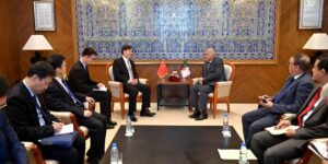 عطاف يستقبل مبعوث الحكومة الصينية الخاص بشؤون الشرق الأوسط