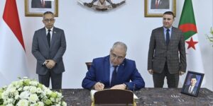 وفاة النائب التاسع الأسبق للرئيس الأندونيسي: مقرمان يوقع على سجل التعازي بسفارة إندونيسيا بالجزائر