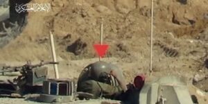 داخل دبابته.. لقطة مثيرة للحظة قنص “القسام” جنديّا في حي الشجاعية