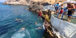 الشواطئ غير المحروسة.. مقصد الشباب الباحث عن السكون وسط الصخور