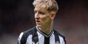 ليفربول يتمسك بمغازلة أنتوني جوردون