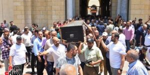 في ظل غياب تام للفنانين.. شجار ومناوشات مؤسفة في مراسم دفن أحمد فرحات