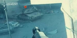 بطريقة ساخرة منهم.. مقاوم من “القسام” في الشجاعية ينتظر جنود الاحتلال على أرجوحة