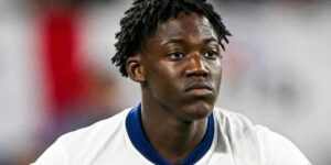 سونيس: ماينو ما يزال يتعلم كرة القدم