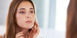 الحرارة والرطوبة العالية.. تأثيرات واضحة على البشرة