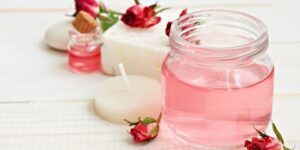 معرفتها تجعلك لا تستغنين عنه.. فوائد ومميزات تجدينها فقط في ماء الورد