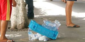 ممارسة تعود كل صائفة.. أطفال ينتشرون عبر محطات النقل لبيع الماء