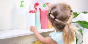 بعضها لا ننتبه له.. مواد سامة وخطيرة تحيط بأطفالنا في المنزل