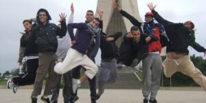 شباب جزائريون يعتمدون على المظاهر لتغطية الواقع  البسيط