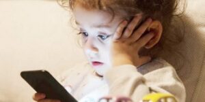 الهاتف الذكي للأطفال.. زيادة ساعات الاستعمال تُنقص ساعات النوم