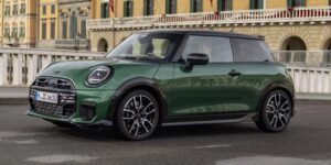تجمع بين الجماليات الرياضية وميزات الأداء المحسنة.. الكشف عن ميني كوبر S JCW