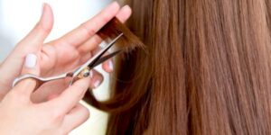 مُشكل تعاني منه صاحبات الشعر الطويل.. طرق طبيعية للتخلص من نهايات الشعر المتقصفة