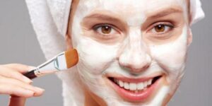 للتخلص من الاسمرار .. قناع الحليب بالدقيق للبشرة العادية