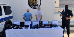 الإطاحة بعصابة إجرامية تتاجر في الأسلحة البيضاء المحظورة بالطارف