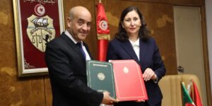 الجزائر وتونس توقعان جملة من الاتفاقيات في مجال النقل