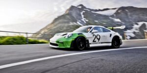 بطراز فريد من 911 GT3 RS.. بورش تكرم نصر سائقها “جو سيفرت”