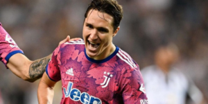 مفضلا حط الرحال بريفربول.. كييزا يراوغ برشلونة