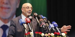 حساني شريف يتعهد بضمان توزيع عادل للسكن وتسوية وضعية السكنات الفردية