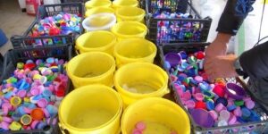 بسبب غلاء مقتنياتهم.. إعادة تدوير الأغطية البلاستيكية لمساعدة أطفال القمر