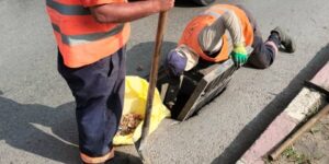 تنظيف البالوعات بالرويبة تحسبا لأمطار فصل الخريف