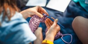 متعة وعلاج وتوفير للمال.. أبحاث علمية تكشف الفوائد اللامتناهية للأعمال اليدوية