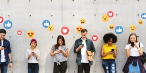 “الترندات”.. تغزو المواقع وتنتشر بين الشباب والمراهقين