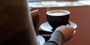 لماذا يعتبر الكافيين والأطعمة المتبلة والمشروبات الغازية عوامل معيقة للنوم؟