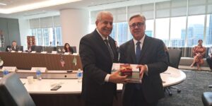 بهدف توسيع الشراكة بينهما في قطاع الطاقة.. “حشيشي يلتقى برئيس شركة شيفرون الأميركية 