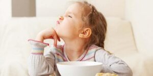 تحدٍ تواجهه الأمهات يوميا.. هل تفشلين في إقناع طفلك بتناول الأكل الصحي؟