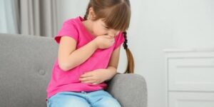 للأمهات.. متى تستدعي إصابة طفلِك بالقيء زيارة الطبيب؟