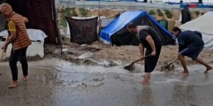 شهداء في خان يونس ودير البلح… والأمطار تغرق خيام النازحين