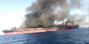 “أنصار الله” تستهدف سفينة بالبحر الأحمر