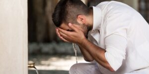 إِنَّ اللَّهَ يُحِبُّ التَّوَّابِينَ وَيُحِبُّ الْمُتَطَهِّرِينَ