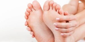 نصائح جمالية.. الخل لعلاج تشققات القدمين