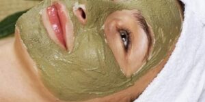 يحتوي على مكونات طبيعية مفيدة.. قناع الطين لبشرة مشدودة وصافية