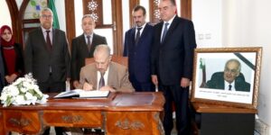 وفاة رئيس الوزراء اللبناني الأسبق: قوجيل يوقع على سجل التعازي بسفارة لبنان