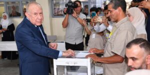 الفريق أول السعيد شنقريحة يؤدي واجبه الانتخابي