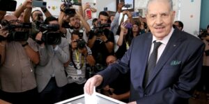 رئيس مجلس الأمة يدلي بصوته ويؤكد : حافظوا على الجزائر