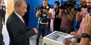 رئيس المحكمة الدستورية يؤدي واجبه الانتخابي