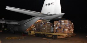 شحن طائرة عسكرية بكمية كبيرة من الأدوية للوقاية من الملاريا والدفتيريا