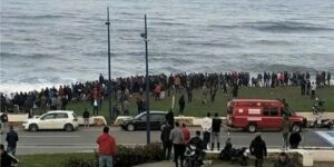 أبناء الشعب المغربي “المطحون” يحاولون الفرار في هجرة جماعية من المغرب نحو سبتة ومليلية