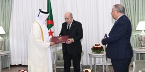 حملها له سعادة سفير الدوحة بالجزائر.. الرئيس تبون يتلقى رسالة خطية من أمير دولة قطر