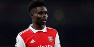 أرسنال يثق في تعافي ساكا