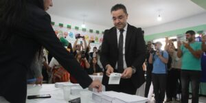 دعا المواطنين إلى التصويت بقوة لصناعة مستقبلهم.. المترشح أوشيش يؤدي واجبه الانتخابي بتيزي وزو